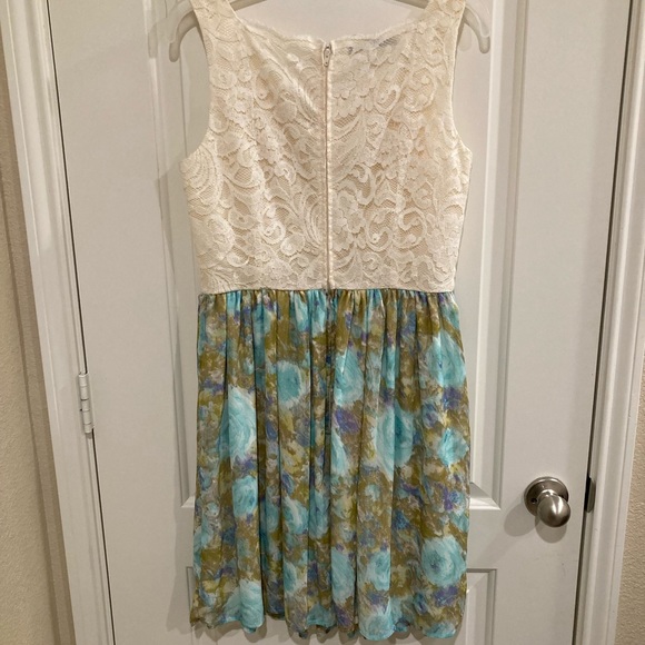 Spring Dress ✨2 for 10✨ - Picture 3 of 4